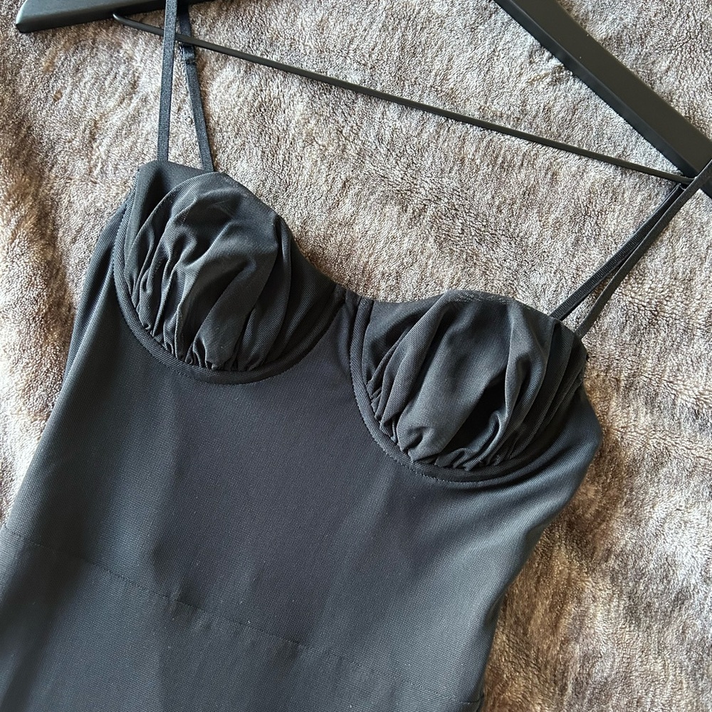 Elegant Black Evening Dress - Picture 3 of 8